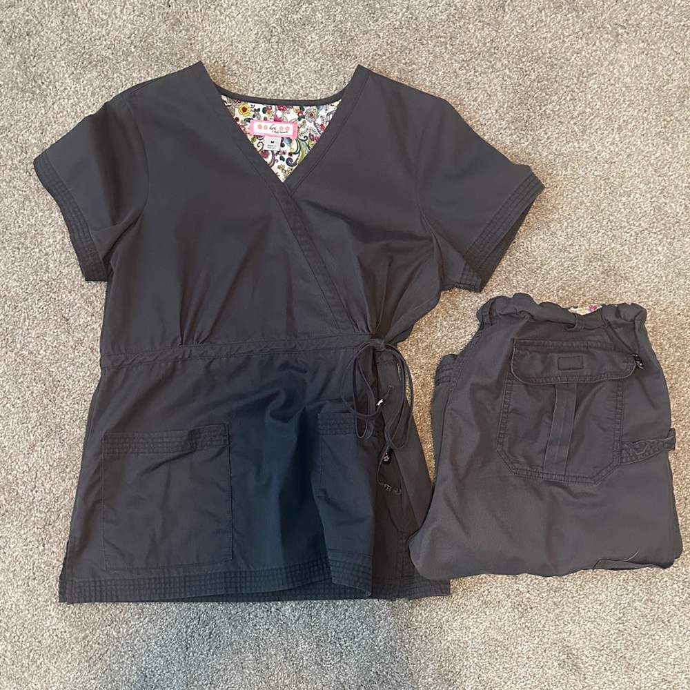 Koi Charcoal Women's Scrub Set - Picture 4 of 5